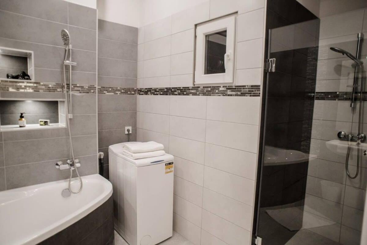 New Luxury Apartment In The Center With A/C Budapest Eksteriør billede