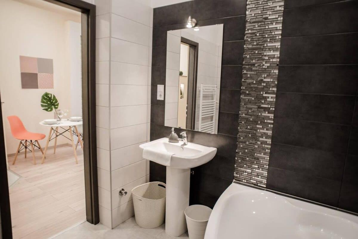 New Luxury Apartment In The Center With A/C Budapest Eksteriør billede